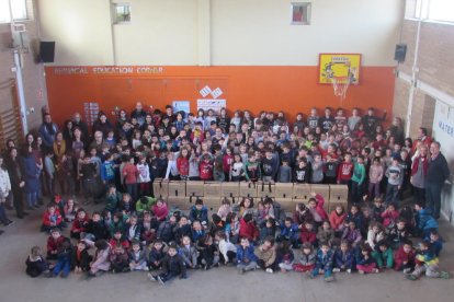 Els alumnes de l'Escola Enric Farreny amb els productes per al Banc dels Aliments.