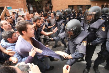 Imatges de les intervencions de Policia Nacional i Guàrdia Civil en col·legis electorals de Lleida.