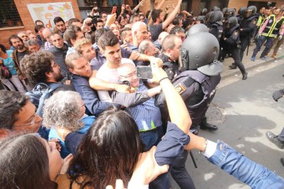 Imatges de les intervencions de Policia Nacional i Guàrdia Civil en col·legis electorals de Lleida.