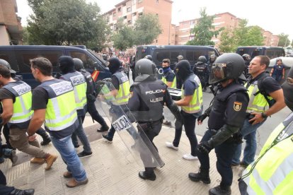 Imatges de les intervencions de Policia Nacional i Guàrdia Civil en col·legis electorals de Lleida.