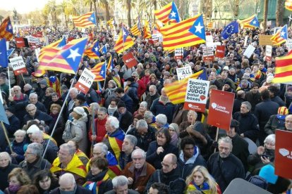 Manifestants davant de l'ANC a primera hora del matí.