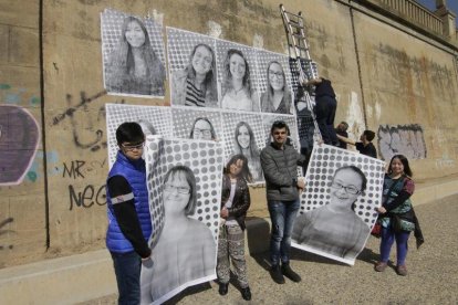 El muro de la canalización muestra más de un centenar de grandes retratos de felicidad para contagiar Lleida