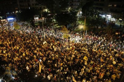 Centenars de persones amb espelmes demanen la posada en llibertat dels líders de l'ANC i Òmnium Cultural.