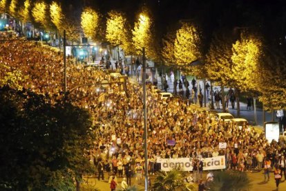 Centenares de personas con velas piden la puesta en libertad de los líderes de l'ANC y Òmnium Cultural.