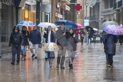 © La pluja se'n va de rebaixes