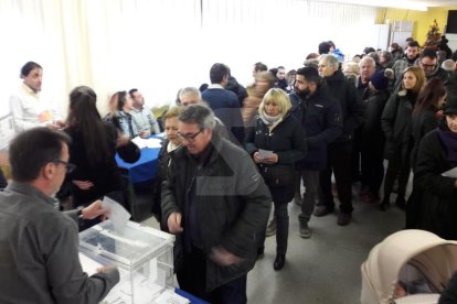 El col·legis electorals de Lleida, amb cues des de primera hora del matí.