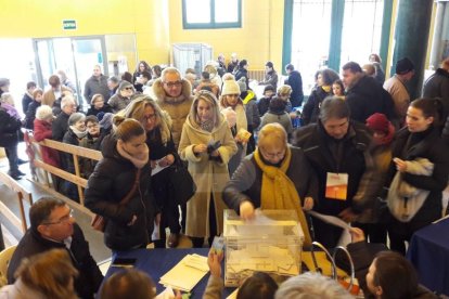 El col·legis electorals de Lleida, amb cues des de primera hora del matí.