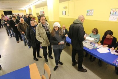 El col·legis electorals de Lleida, amb cues des de primera hora del matí.