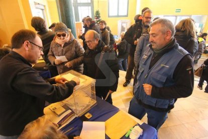 El col·legis electorals de Lleida, amb cues des de primera hora del matí.