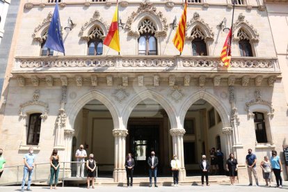 Imagen de archivo de un minuto de silencio por uno feminicidio delante de el Ayuntamiento de Terrassa.