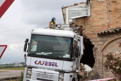 Imatges del camió descontrolat que destrossa una casa a la Segarra