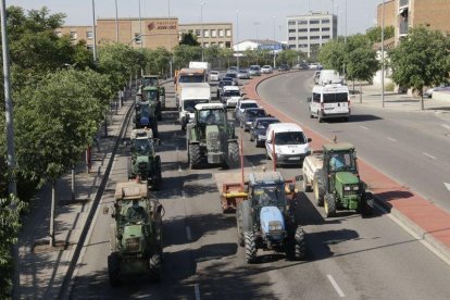 Una cinquantena de tractors col·lapsen el centre de Lleida en una protesta contra la crisi de preus a la fruita