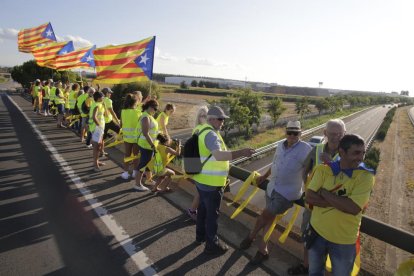 Imatge d'arxiu d'una acció d'independentistes penjant llaços grocs en un pont de l'autovia A-2 al seu pas per Lleida.