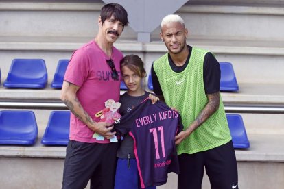 El líder de la banda musical Red Hot Chili Peppers i la seua filla, ahir amb Neymar a l’entrenament.