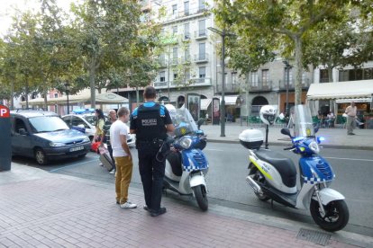 Agents de la Guàrdia Urbana, ahir, al lloc dels fets.