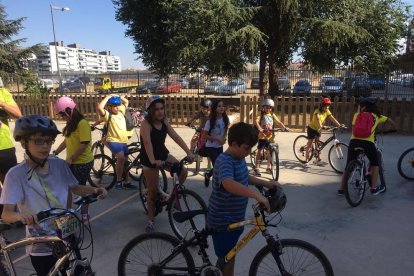 Desenes d’alumnes es van desplaçar fins al Camp Escolar en bici.