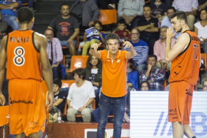 Borja Comenge, alliçonant els seus homes durant el partit.