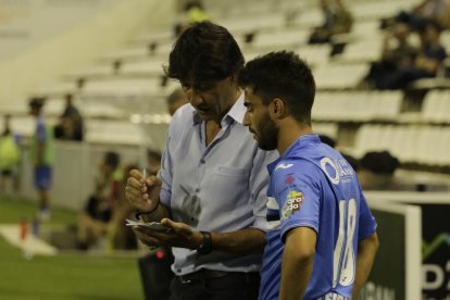 Gustavo Siviero dóna instruccions a Doncel dimecres passat davant de l’Hospitalet.