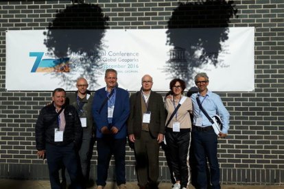 Els sis membres de la delegació lleidatana, a la seu del congrés, a Torquay (Anglaterra).