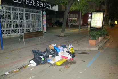 Bolsas en el suelo en Ronda el martes donde había un contenedor.