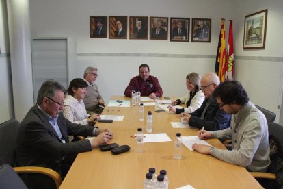 Un moment de la reunió d’ahir a Rosselló que va tancar l’acord per iniciar les obres de l’església.