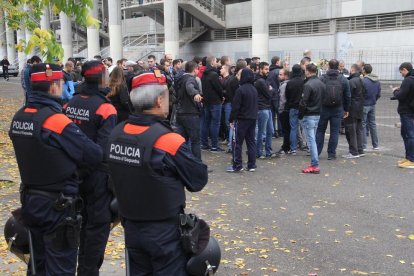 Aficionats esperen per accedir diumenge a Gol Nord, on el Lleida vol ubicar la Grada Jove.