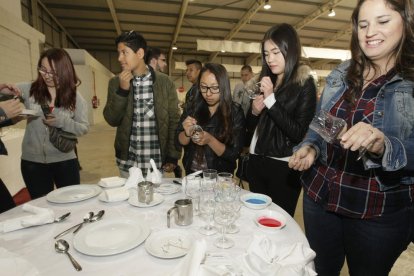 Alumnes en un estand en l’última edició de la fira de l’FP.