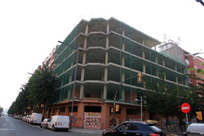 Vista de l’estructura del bloc ubicat entre Baró de Maials i Camí de Corbins.