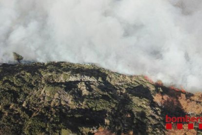 A la imatge s’aprecien les flames del flanc esquerre.