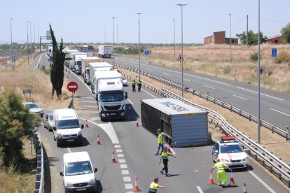 Vista del camió bolcat i la cua de vehicles ahir a l’A-2 al terme de Vilagrassa.