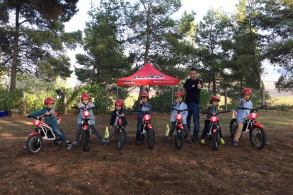 El grup dels més petits, des de P4 fins a segon de Primària, que ahir van participar en l’activitat dirigida per Marcel Justribó.