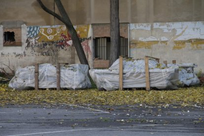 Les bigues que contenen amiant, ahir degudament protegides al pati del recinte de Magisteri.