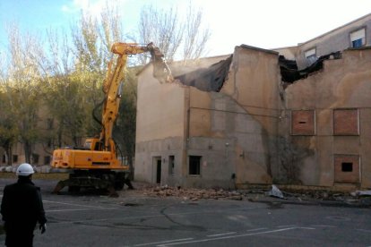 Les obres d'enderroc de l'edifici de Magisteri aquest dijous.