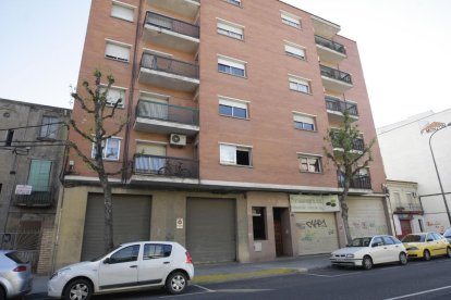 Uno de los bloques donde la Paeria compró un piso en La Bordeta.