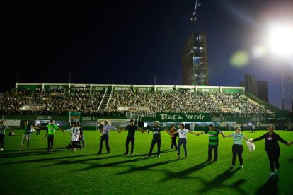 Milers d’aficionats van retre ahir un improvisat i emotiu homenatge al Chapecoense a casa seua.