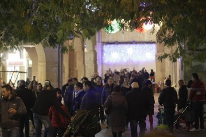 L’obertura dels comerços va animar a passejar per l’Eix Comercial durant la tarda.