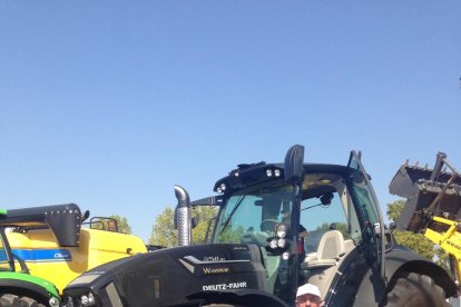 Ramon Millá, davant d’un dels tractors més moderns de la fira. Pocs nens es van resistir a pujar a un flamant vehicle agrari.