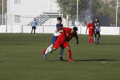 Un jugador de l’Alpicat prova d’aconseguir el control de la pilota.