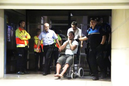 Alejandro Ruiz Vidal, en silla de ruedas, en el hospital Santa Maria horas después de ser detenido.