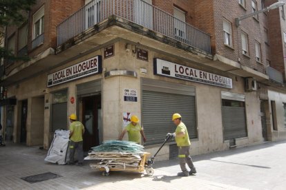 Operarios trabajando en el local de la antigua pastelería Torres. 