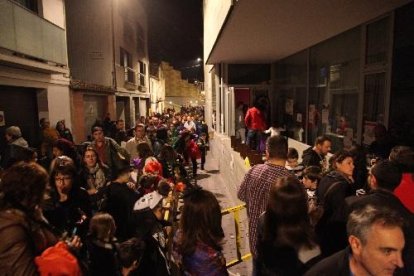 Cues dilluns a la nit per accedir a la sala La Unió d’Alpicat, on es va celebrar la festa de Jalogüing.