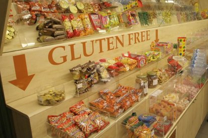 Una prestatgeria amb llaminadures sense gluten