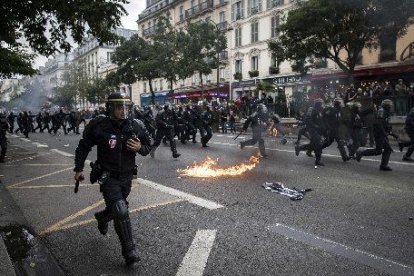 Policies en la marxa contra la reforma laboral, ahir a París.