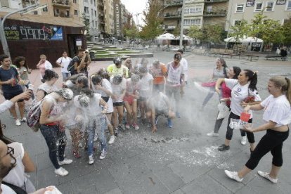 Estudiants nous d’Infermeria, ‘arrebossats’ amb aigua i farina a la Zona Alta.