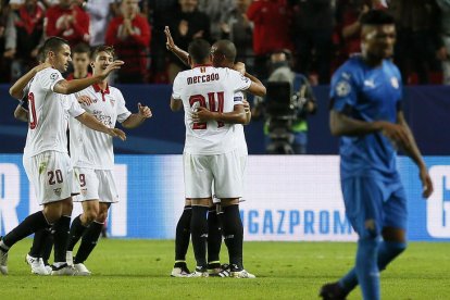 Els jugadors del Sevilla celebren el segon gol de l’equip. 