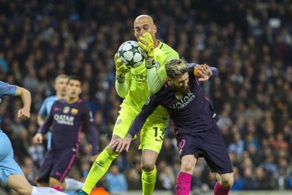 Caballero i Messi, en una acció del partit de dimarts a l’Etihad Stadium.