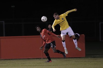 El davanter mallorquí del Lleida, Martí, salta per una pilota davant de l’oposició d’un jugador del Mallorca B.