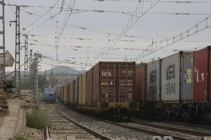 El tren de mercaderies avariat (esquerra) el van remolcar fins a l’estació de les Borges.