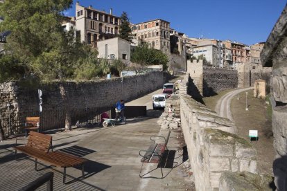 Les obres de remodelació del carrer Barbacana, al centre històric de Cervera.