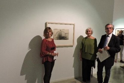 Glòria Bosch (Fundació Vila Casas), Mary de Coma Estadella i Josep M. Garcia, a la mostra a Barcelona.